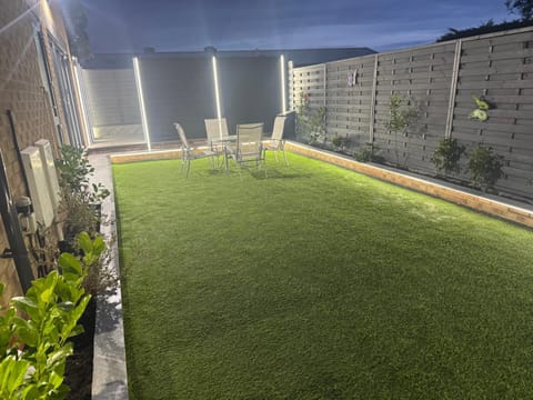 Modern 4 Bedroom Stylish Villa with out-door Hot Tub Villa in Oldbury