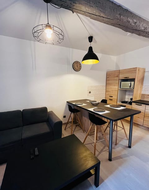 Kitchen or kitchenette, Living room, Seating area, Dining area