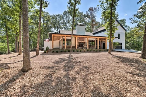 All-Encompassing Lakehouse with Modern Accents! House in Greers Ferry Lake