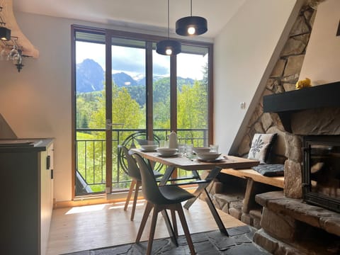 Natural landscape, View (from property/room), Balcony/Terrace, Seating area, Dining area, Mountain view