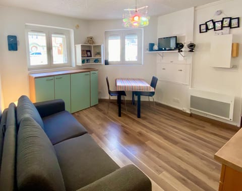 Kitchen or kitchenette, Living room, Seating area, Dining area, stove