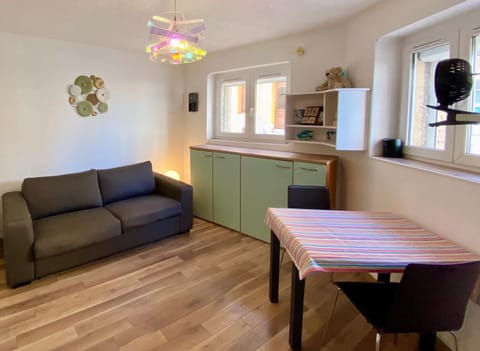 Living room, Dining area, stove