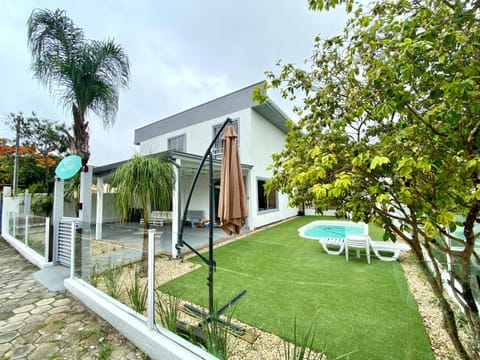 Property building, Garden, Garden, Garden view, Pool view, Swimming pool, sunbed