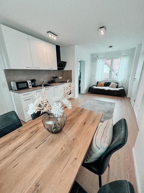 Kitchen or kitchenette, Living room, Seating area, Dining area, minibar, stove