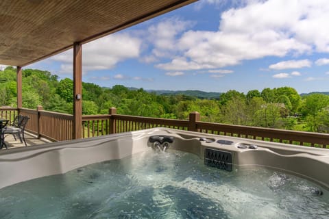 Hot Tub, Views & Game Room - 20 min to Downtown Asheville! House in Mars Hill