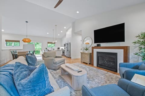 BRAND NEW 10 Min to Downtown and Private HOT TUB and Arcade House in Woodfin