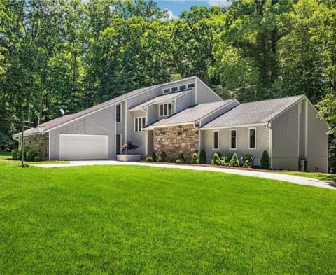 Secluded oasis in Asheville! GAME room MOVIE theater HOT tub - 20 min to Biltmore! House in Fairview