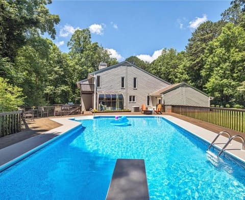 Secluded oasis in Asheville! GAME room MOVIE theater HOT tub - 20 min to Biltmore! House in Fairview