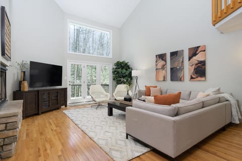 Secluded oasis in Asheville! GAME room MOVIE theater HOT tub - 20 min to Biltmore! House in Fairview