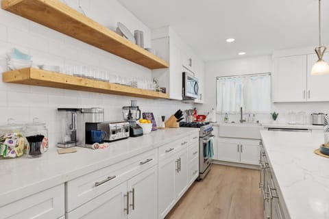 Coffee/tea facilities, Kitchen or kitchenette, dishwasher, minibar, pet friendly, stove, toaster