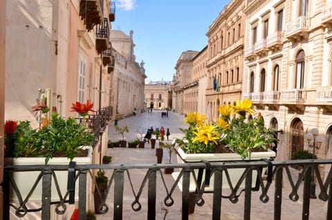 Balcony/Terrace, Decorative detail, City view, Landmark view, Street view
