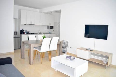TV and multimedia, Kitchen or kitchenette, Living room, Seating area, Dining area