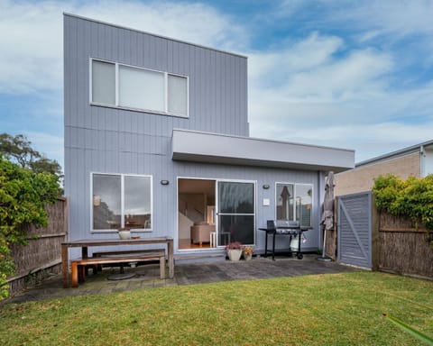 Property building, Patio, Facade/entrance, Garden