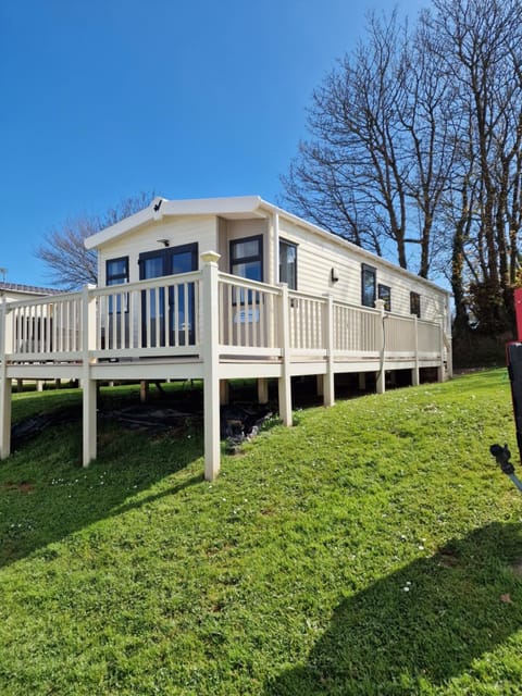 Property building, Natural landscape, Garden view