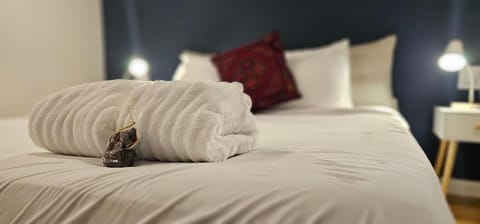 Bed, Bedroom, towels