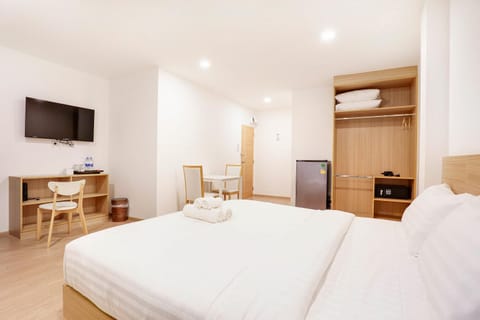Bed, TV and multimedia, Photo of the whole room, Bedroom, hair dresser, air conditioner