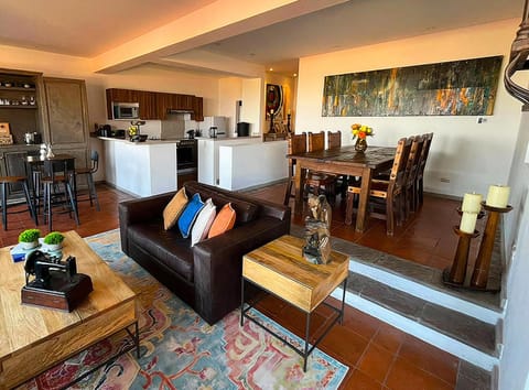 Kitchen or kitchenette, Living room, Lounge or bar, Seating area, Dining area