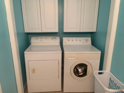 Cheerful two bedroom house 1.5 miles from beach. House in Garden City