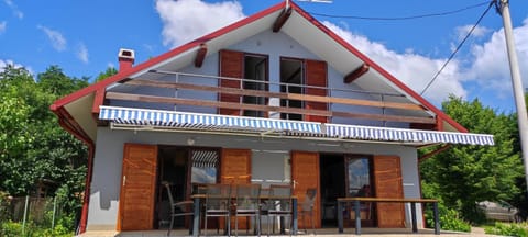 Property building, Day, Balcony/Terrace