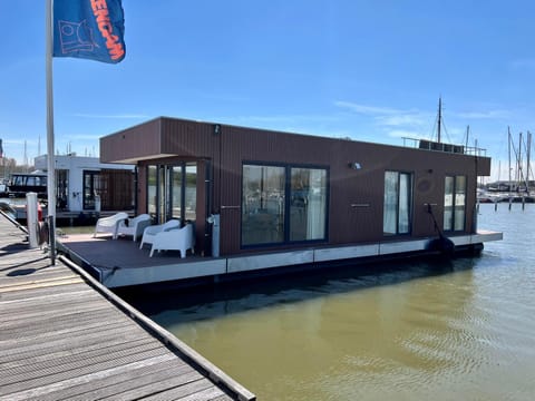 Property building, Day, Balcony/Terrace, Balcony/Terrace, Lake view