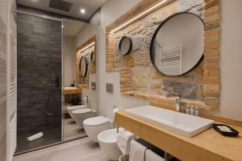 Shower, Toilet, Bathroom, Decorative detail, bidet, internet, towels