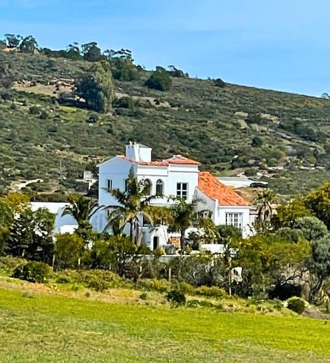 Property building, Day, Natural landscape, Bird's eye view, Mountain view
