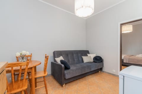 Bed, Photo of the whole room, Seating area, Dining area