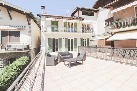 Property building, Patio, Balcony/Terrace