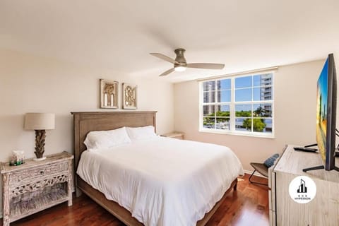 Uhost AI - 3BR Condo - Stunning Water Views House in Sunny Isles Beach