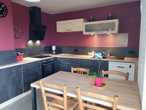 Kitchen or kitchenette, Dining area, dishwasher, pet friendly