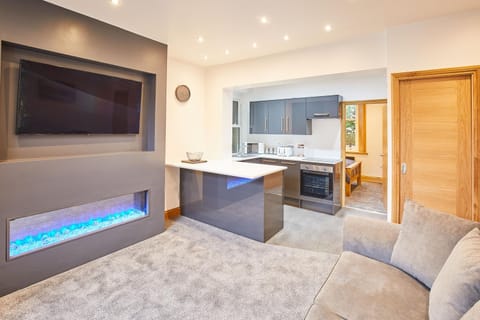 TV and multimedia, Kitchen or kitchenette, Living room, Seating area