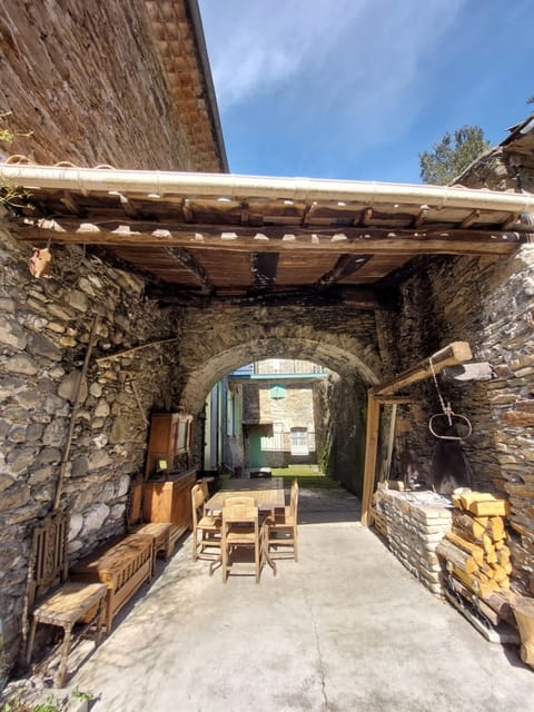 Property building, Patio, Facade/entrance, BBQ facilities, Dining area, Meals, Meals, Inner courtyard view, oven