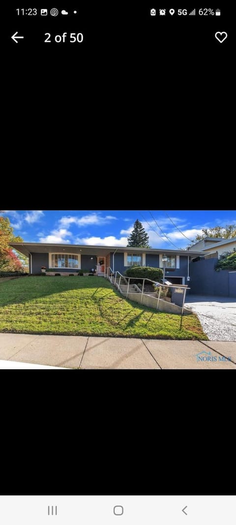 dock, game room, bar and private river view patio House in Toledo