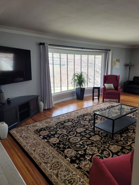 dock, game room, bar and private river view patio House in Toledo