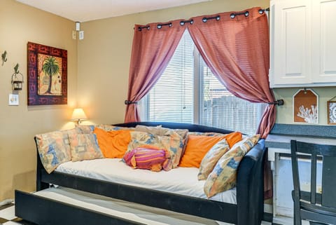 Cozy PCB Cottage about 1 Block to Beach! House in Laguna Beach