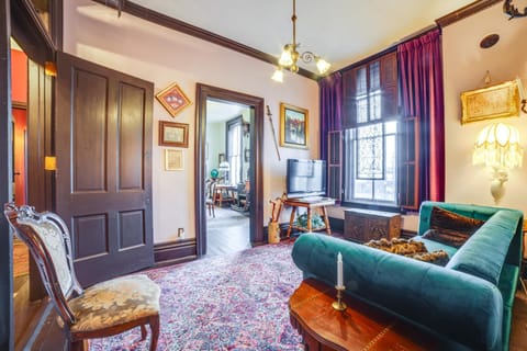 Vintage Apartment in Historic Downtown La Porte! Apartment in La Porte