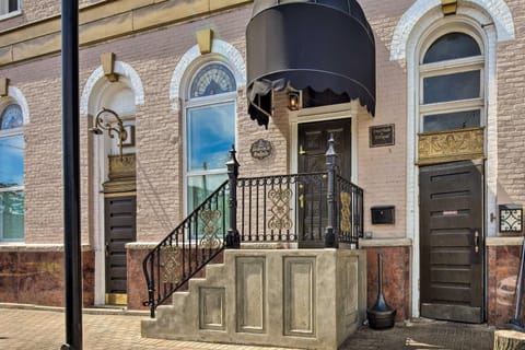 Vintage Apartment in Historic Downtown La Porte! Apartment in La Porte