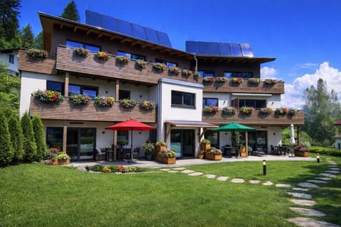 Property building, Garden, Balcony/Terrace