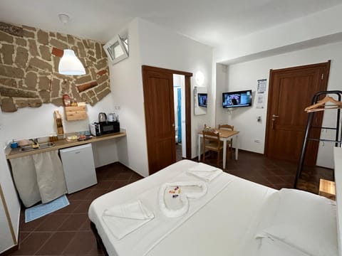 Bed, Photo of the whole room, Dining area, Bedroom, minibar, oven, pet friendly