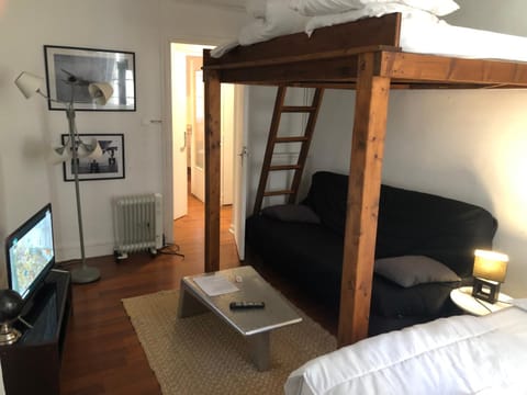 Le Victor Hugo 2 D et sa pizza offerte Apartment in Aurillac