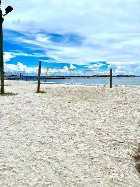 Lovely vacation home 1 block from beach & downtown Gulfport Apartment in Gulfport