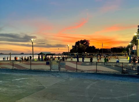 Lovely vacation home 1 block from beach & downtown Gulfport Apartment in Gulfport