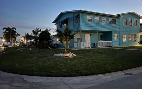 Lovely vacation home 1 block from beach & downtown Gulfport Apartment in Gulfport