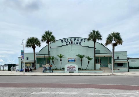 Lovely vacation home 1 block from beach & downtown Gulfport Apartment in Gulfport