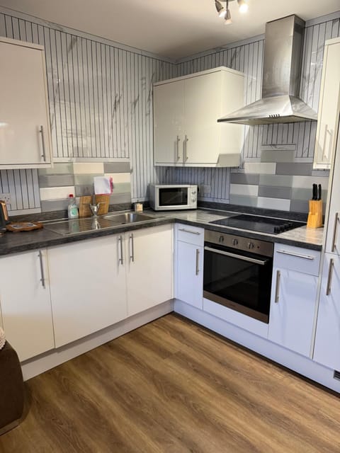 Stylish 2BR Apartment Steps to Beach, Bars ,Town Centre Apartment in Bournemouth