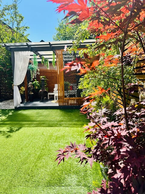 MeeZee Pearl Double Bed Lodge With Free Parking Bed and Breakfast in Salford