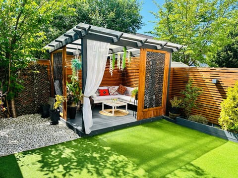 MeeZee Pearl Double Bed Lodge With Free Parking Bed and Breakfast in Salford