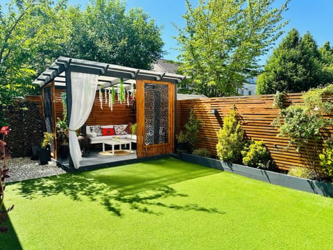 MeeZee Pearl Double Bed Lodge With Free Parking Bed and Breakfast in Salford