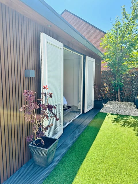 MeeZee Pearl Double Bed Lodge With Free Parking Bed and Breakfast in Salford