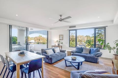 Day, View (from property/room), Balcony/Terrace, Living room, Seating area, Dining area